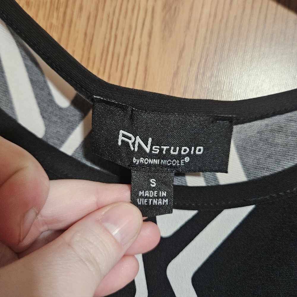 RN Studio NWT Womens Black & White Sleeveless Dress Geometric Pattern! - Picture 3 of 6